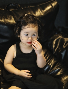 亚洲戴眼镜的小萌娃图片